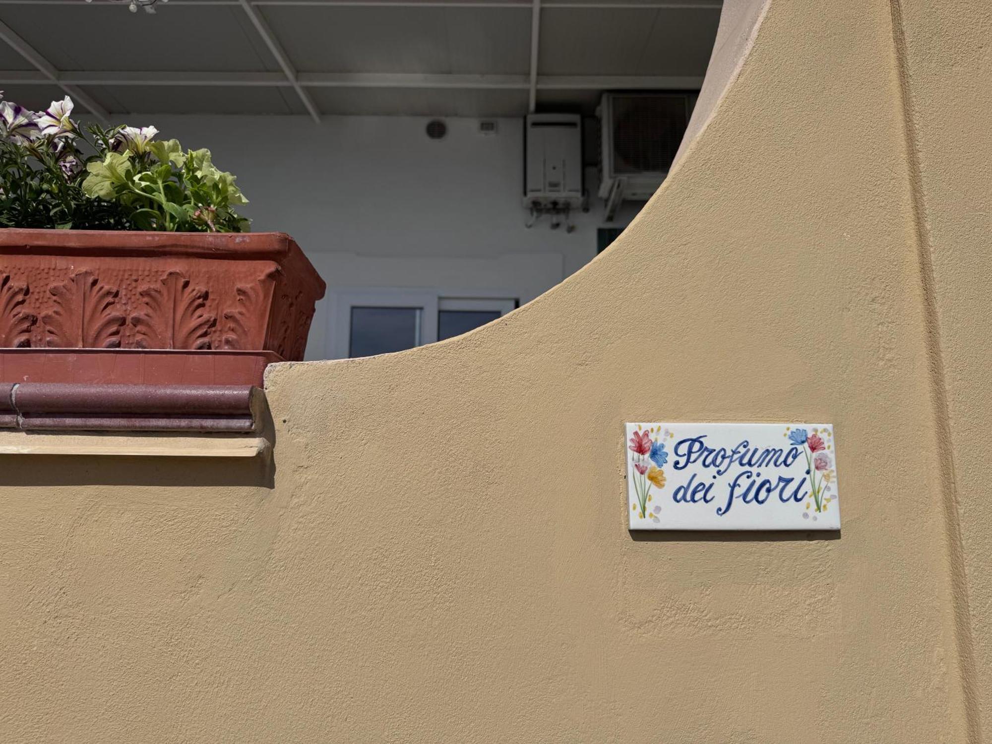 Il Profumo Dei Fiori Apartment Praiano Bagian luar foto